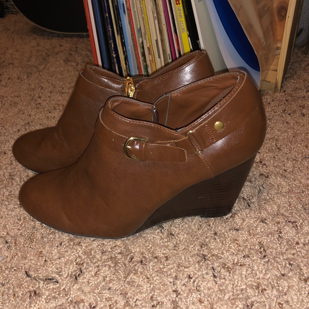 Cute brown wedges.